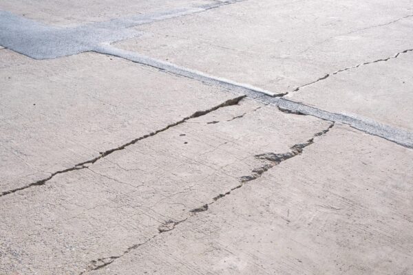 Șapă crăpată: cauze frecvente și metode de reparare