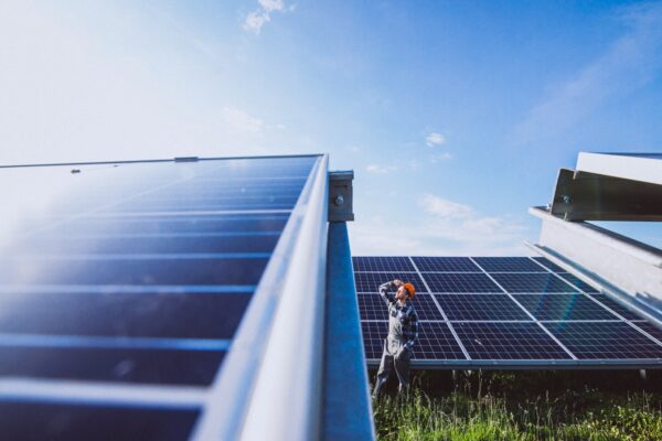 Panouri fotovoltaice pentru casă cu aer condiționat: ce putere trebuie să aibă sistemul