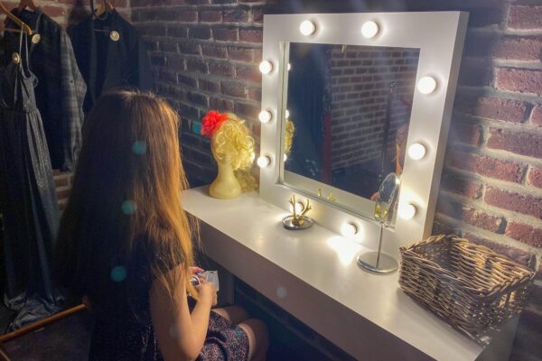 Măsuță de machiaj cu oglindă luminată pentru adulți – cum alegi dimensiunea potrivită