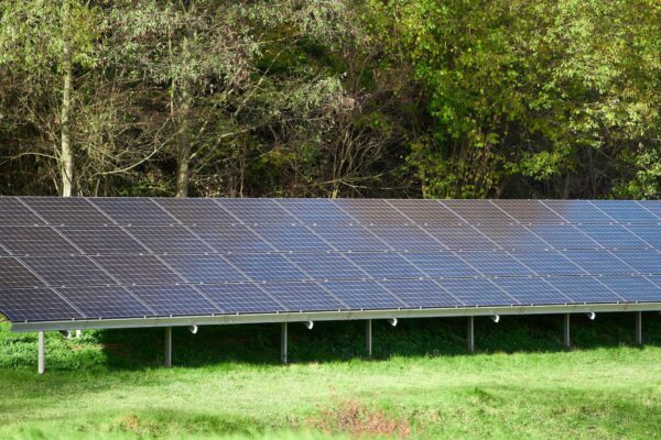 Panouri fotovoltaice la sol sau pe acoperiș: ce variantă este mai bună