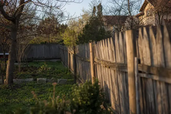 Cum amenajezi un gard rustic care se integrează în grădină