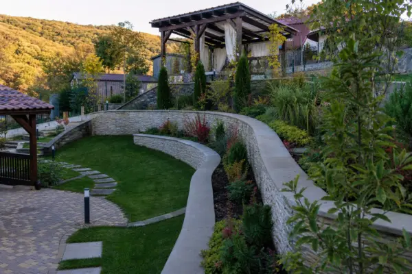 Cum organizezi o grădină în pantă fără lucrări foarte complicate