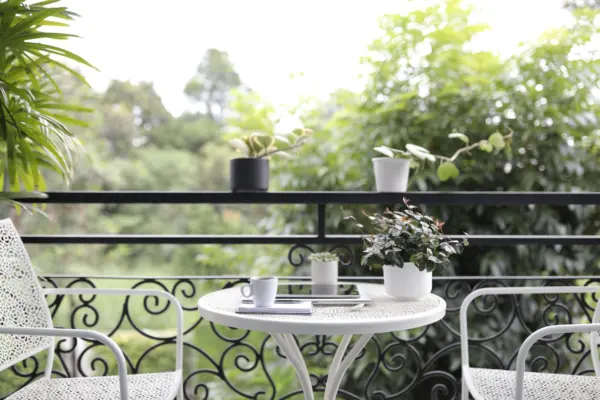 Cum amenajezi un colț de cafea pe un balcon de apartament