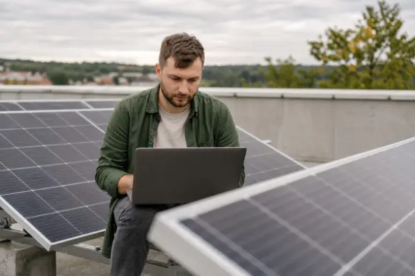 Centrală electrică și panouri fotovoltaice: ce calcule faci pentru consumul din iarnă